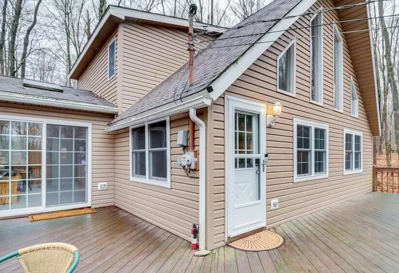Family Friendly Pocono Lake Cabin W/ Fire Pit!