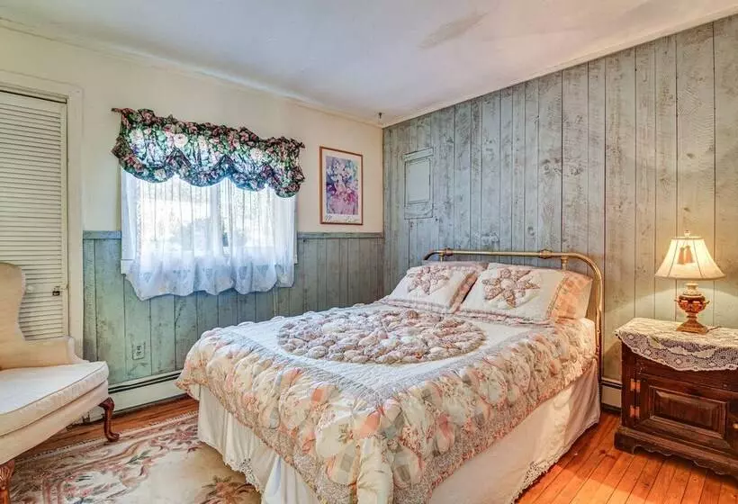 Ellis River Cottage ~ 3 Mi To Attitash Mountain!