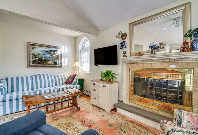 Ellis River Cottage ~ 3 Mi To Attitash Mountain!