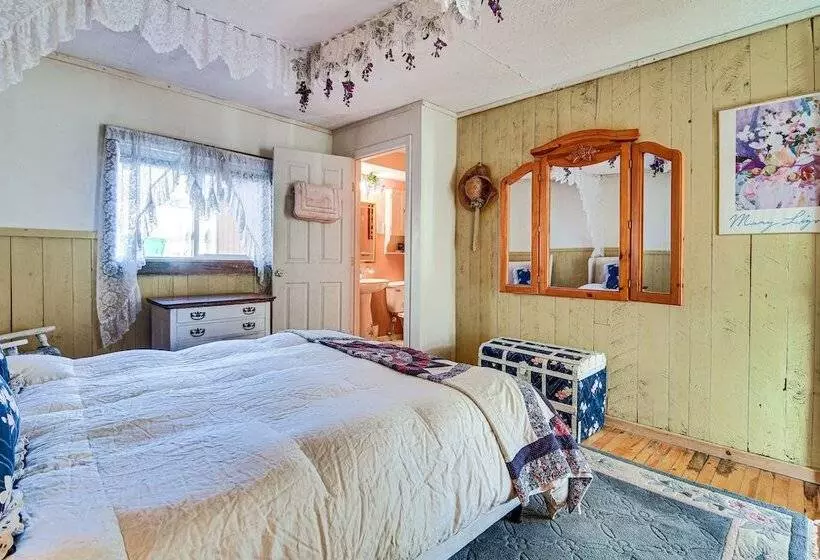 Ellis River Cottage ~ 3 Mi To Attitash Mountain!