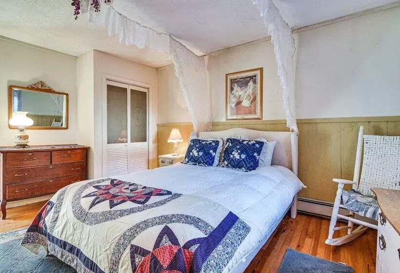 Ellis River Cottage ~ 3 Mi To Attitash Mountain!