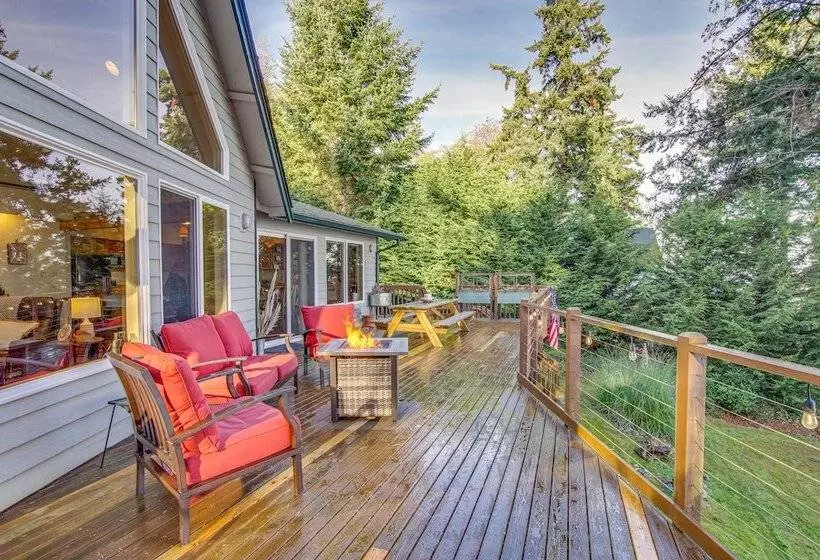 Hat Island Home W/ Stunning View & Wraparound Deck