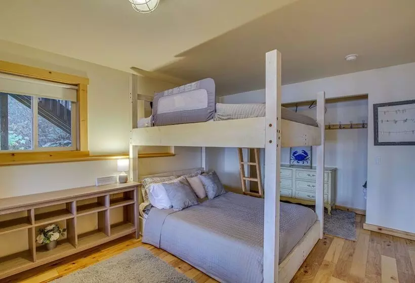 Hat Island Home W/ Stunning View & Wraparound Deck