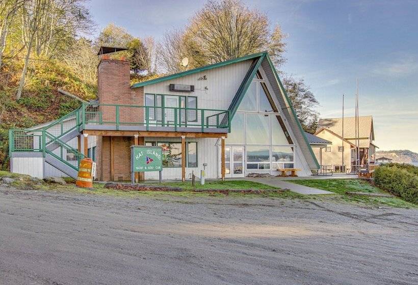 Hat Island Home W/ Stunning View & Wraparound Deck