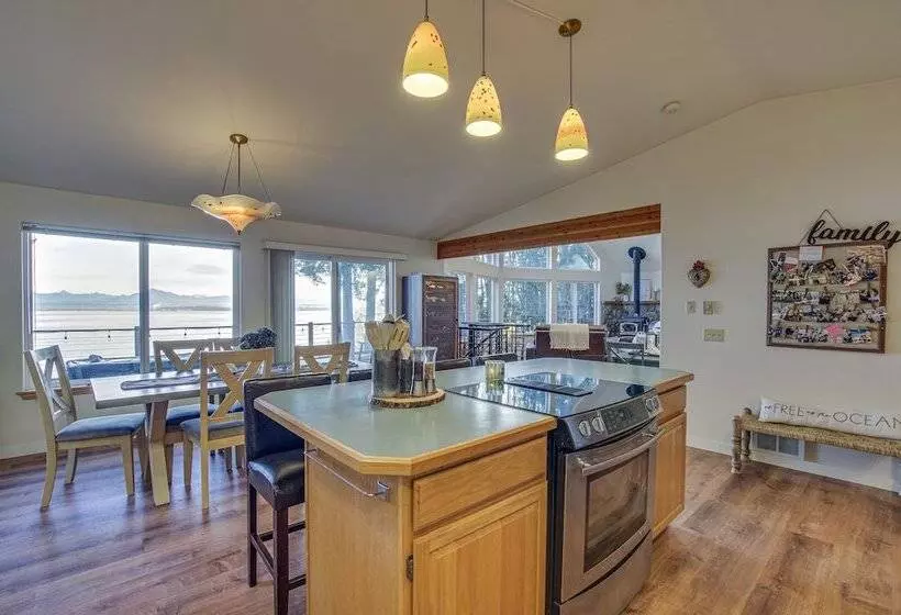 Hat Island Home W/ Stunning View & Wraparound Deck