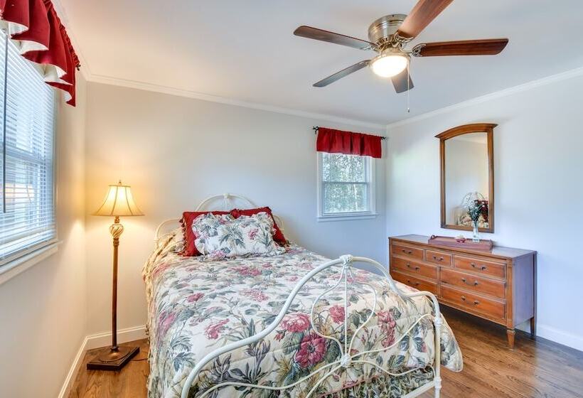 Lake Hartwell Retreat W/ Deck & Private Dock!