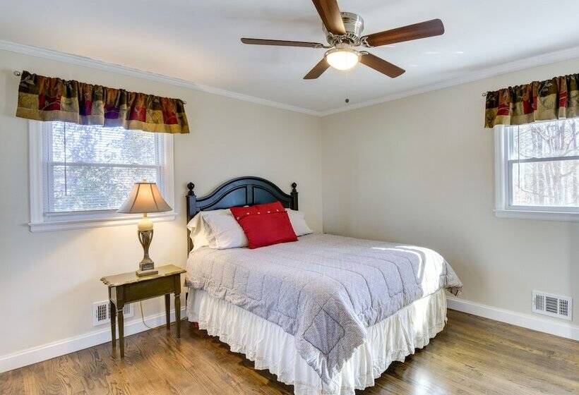 Lake Hartwell Retreat W/ Deck & Private Dock!