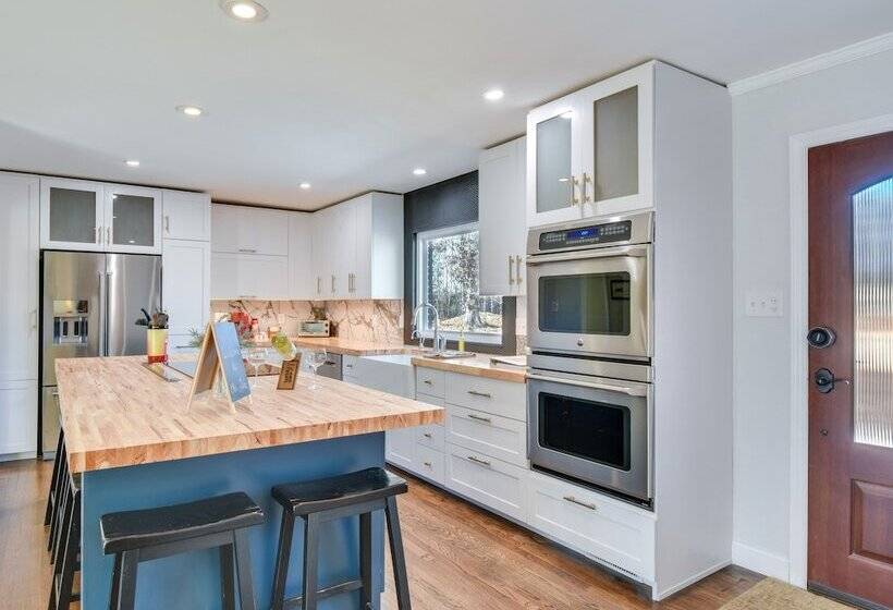 Lake Hartwell Retreat W/ Deck & Private Dock!