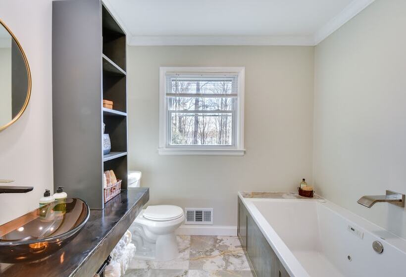 Lake Hartwell Retreat W/ Deck & Private Dock!