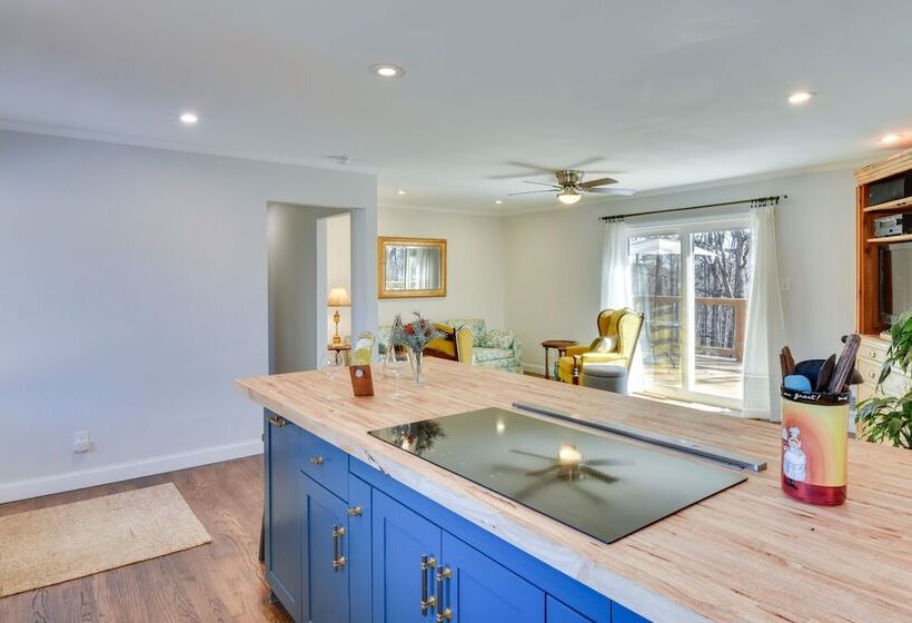 Lake Hartwell Retreat W/ Deck & Private Dock!