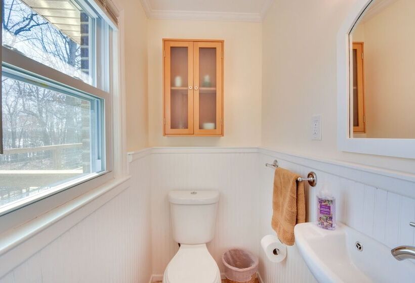 Lake Hartwell Retreat W/ Deck & Private Dock!