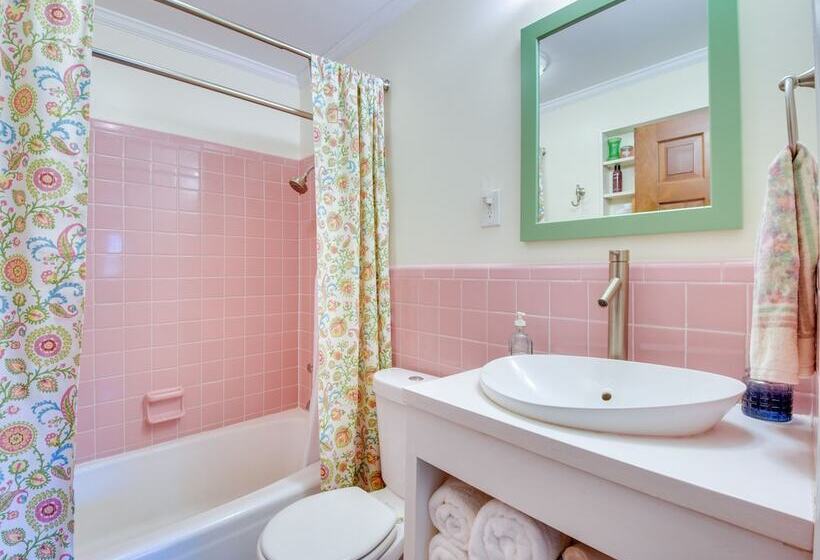 Lake Hartwell Retreat W/ Deck & Private Dock!