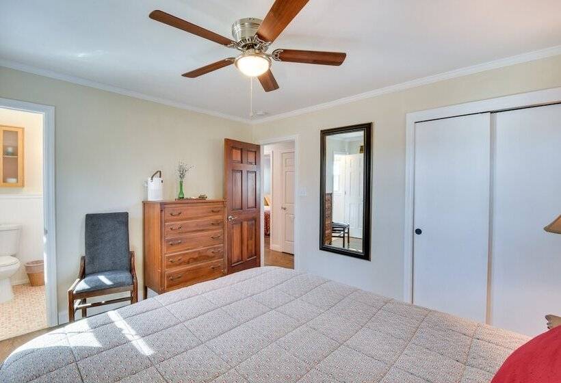 Lake Hartwell Retreat W/ Deck & Private Dock!