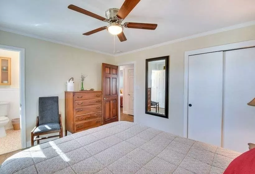 Lake Hartwell Retreat W/ Deck & Private Dock!
