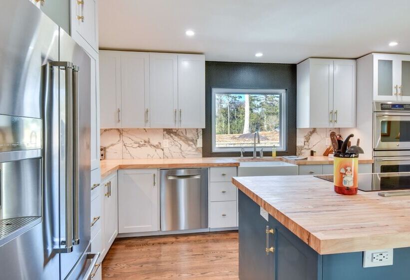 Lake Hartwell Retreat W/ Deck & Private Dock!