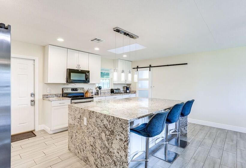 5 Mi To Beaches: Hot Tub Haven In Lake Worth