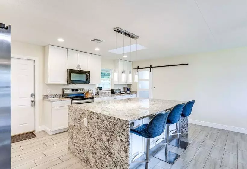 5 Mi To Beaches: Hot Tub Haven In Lake Worth