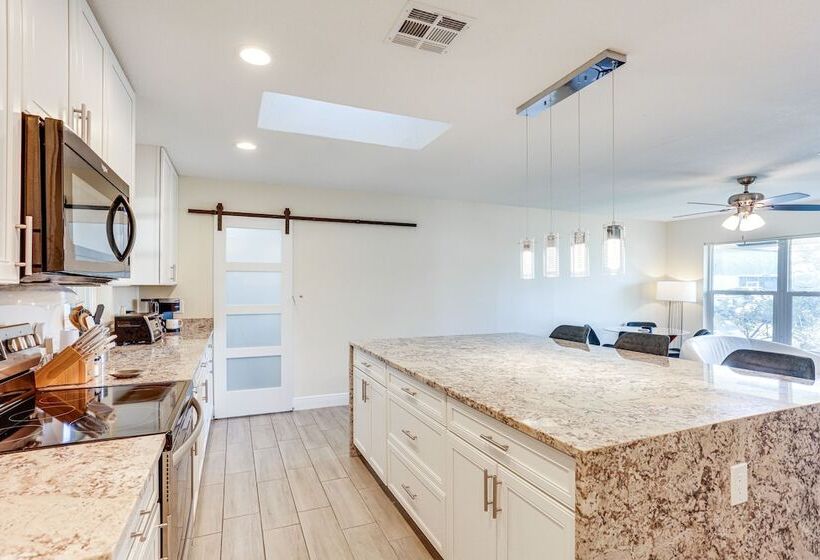 5 Mi To Beaches: Hot Tub Haven In Lake Worth