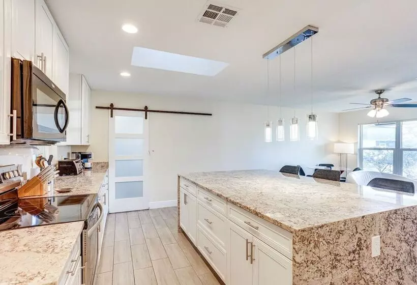 5 Mi To Beaches: Hot Tub Haven In Lake Worth