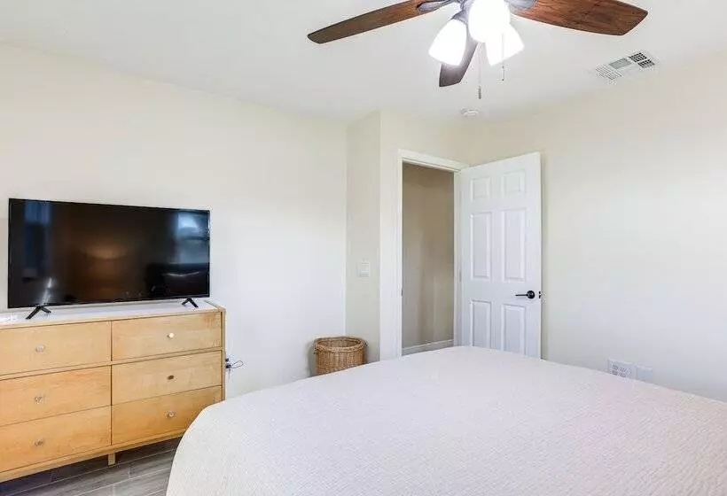5 Mi To Beaches: Hot Tub Haven In Lake Worth