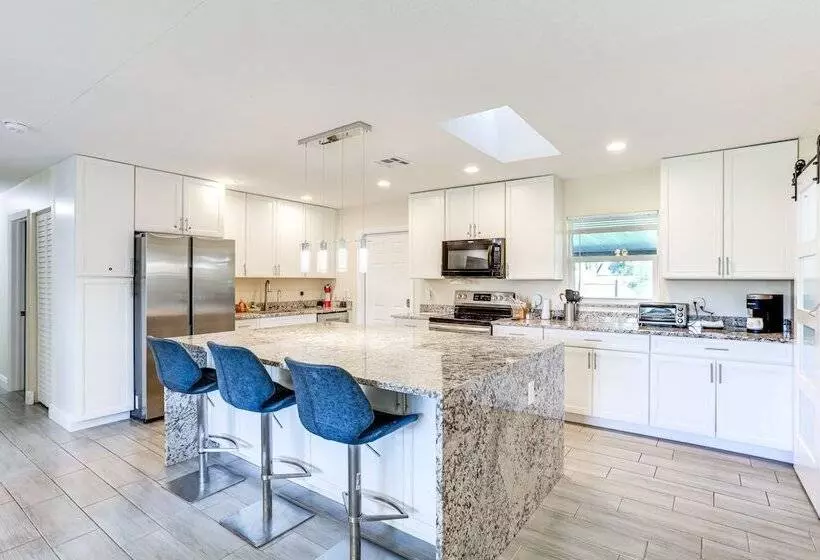 5 Mi To Beaches: Hot Tub Haven In Lake Worth