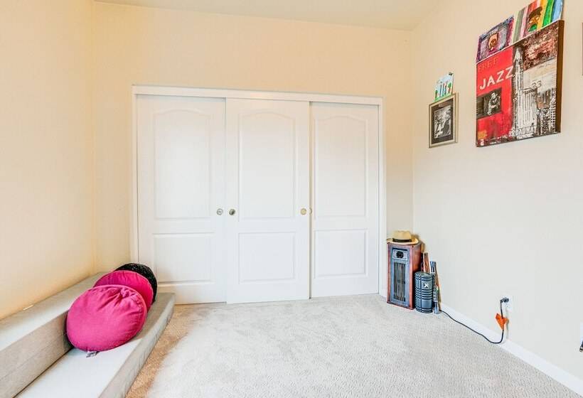 Modern California Escape Near Kayaking & Downtown!