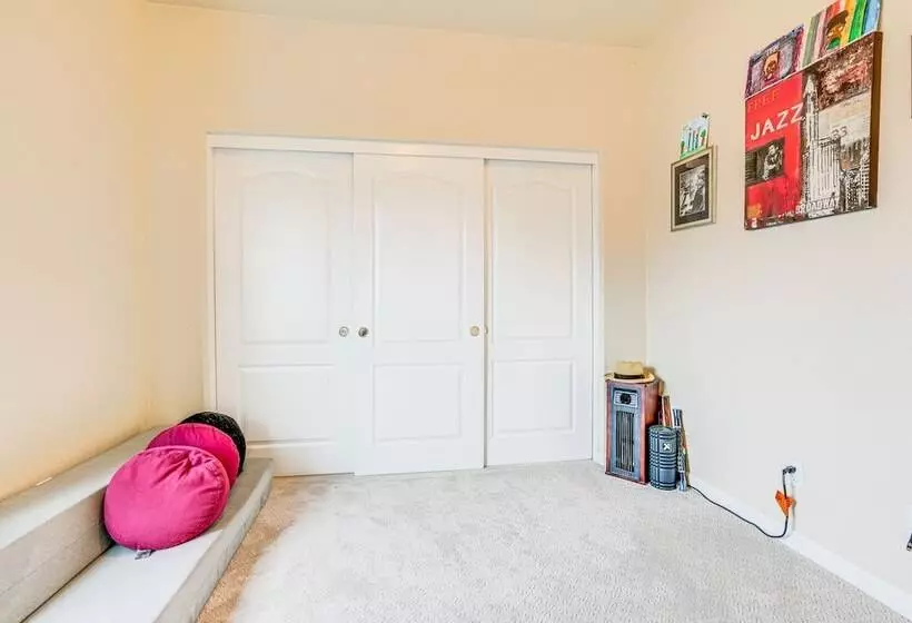 Modern California Escape Near Kayaking & Downtown!