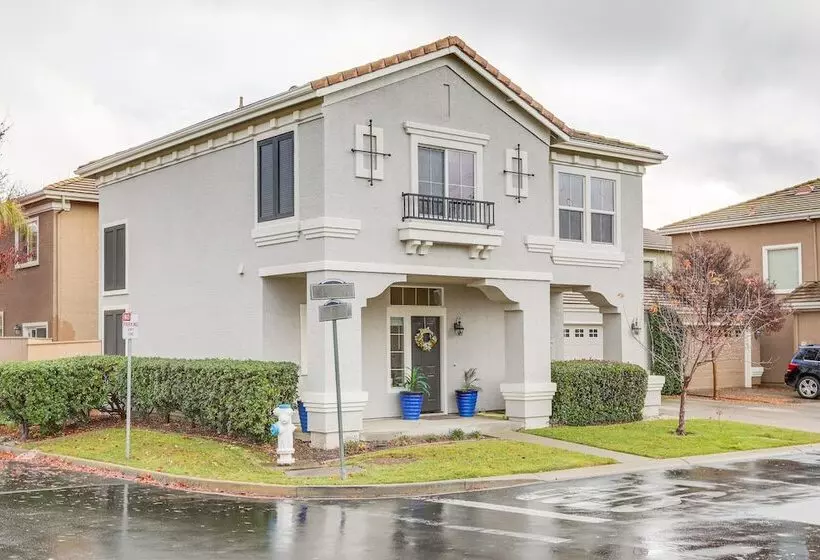 Modern California Escape Near Kayaking & Downtown!