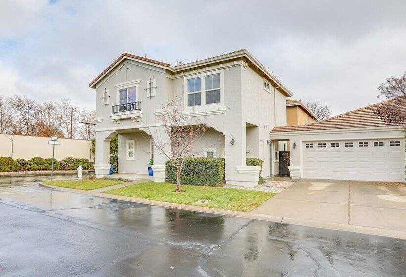 Modern California Escape Near Kayaking & Downtown!