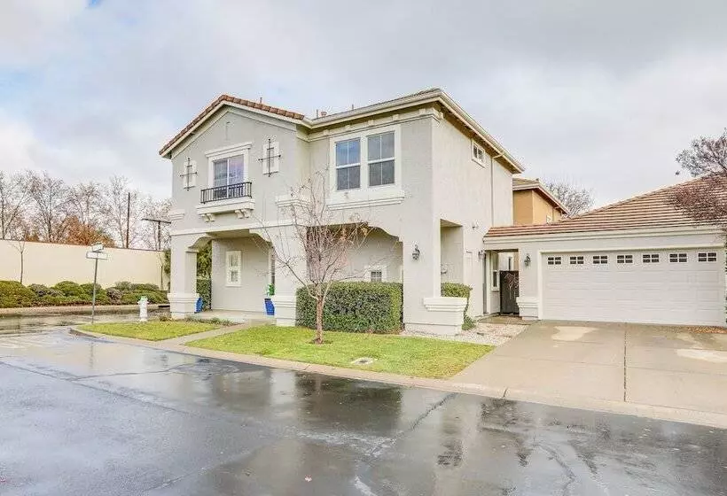 Modern California Escape Near Kayaking & Downtown!