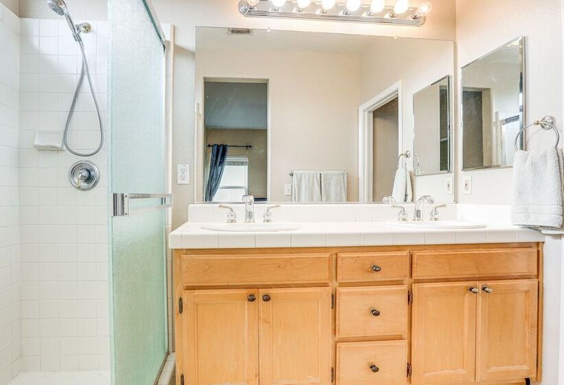 Modern California Escape Near Kayaking & Downtown!