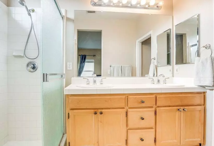 Modern California Escape Near Kayaking & Downtown!