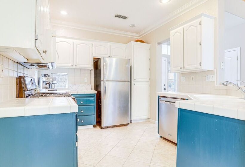 Modern California Escape Near Kayaking & Downtown!