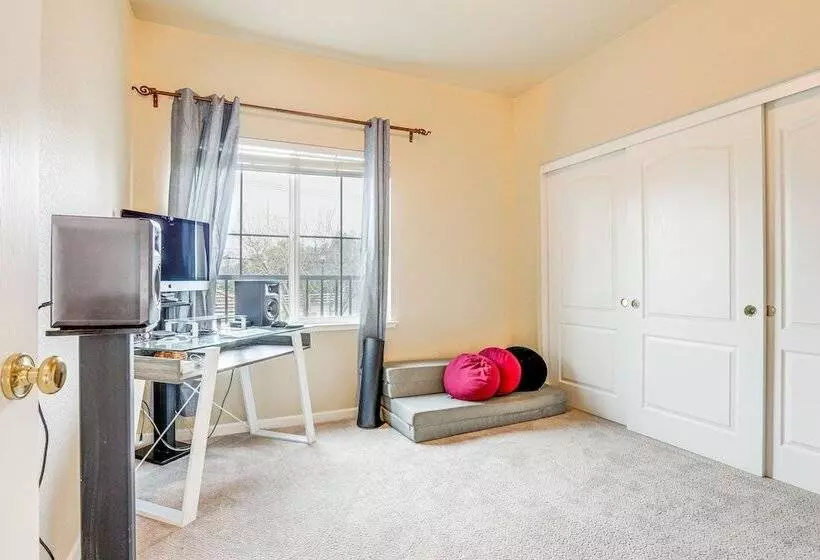 Modern California Escape Near Kayaking & Downtown!