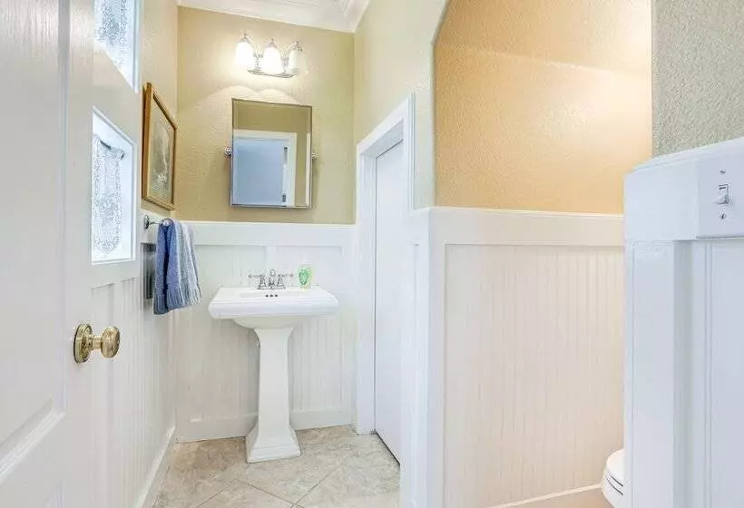 Modern California Escape Near Kayaking & Downtown!