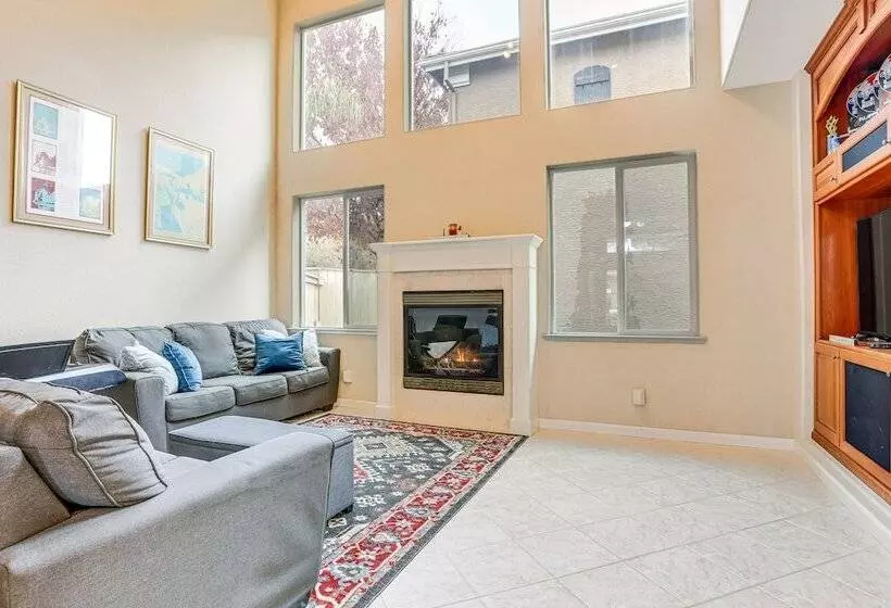 Modern California Escape Near Kayaking & Downtown!