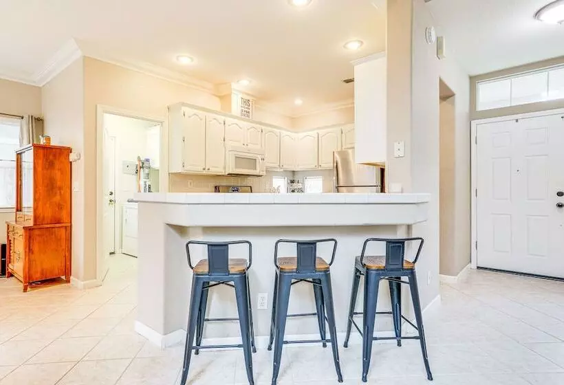 Modern California Escape Near Kayaking & Downtown!