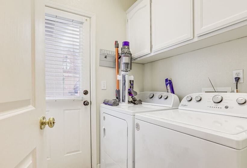 Modern California Escape Near Kayaking & Downtown!