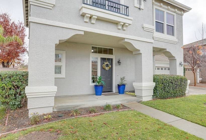 Modern California Escape Near Kayaking & Downtown!