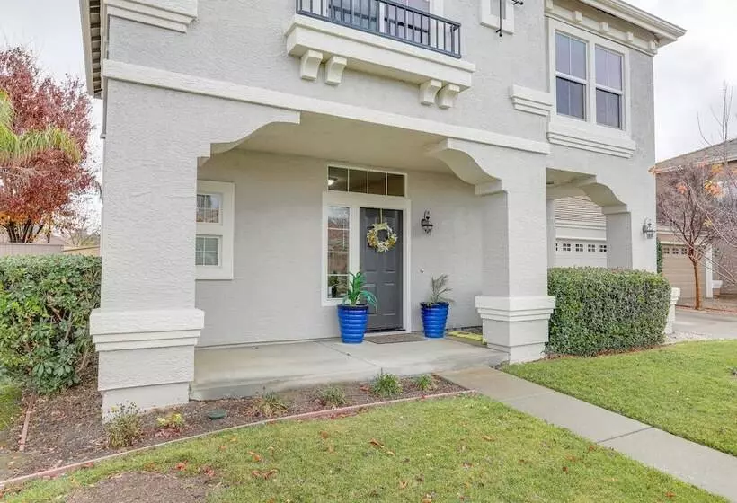 Modern California Escape Near Kayaking & Downtown!