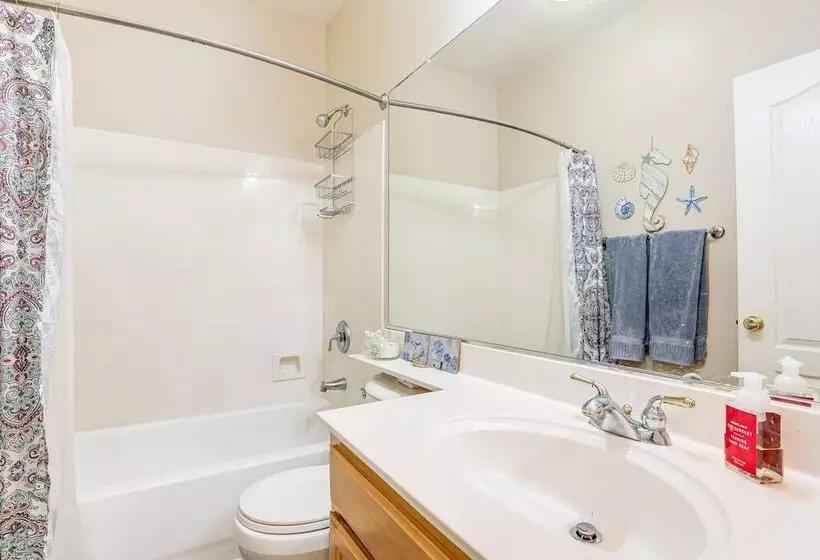 Modern California Escape Near Kayaking & Downtown!