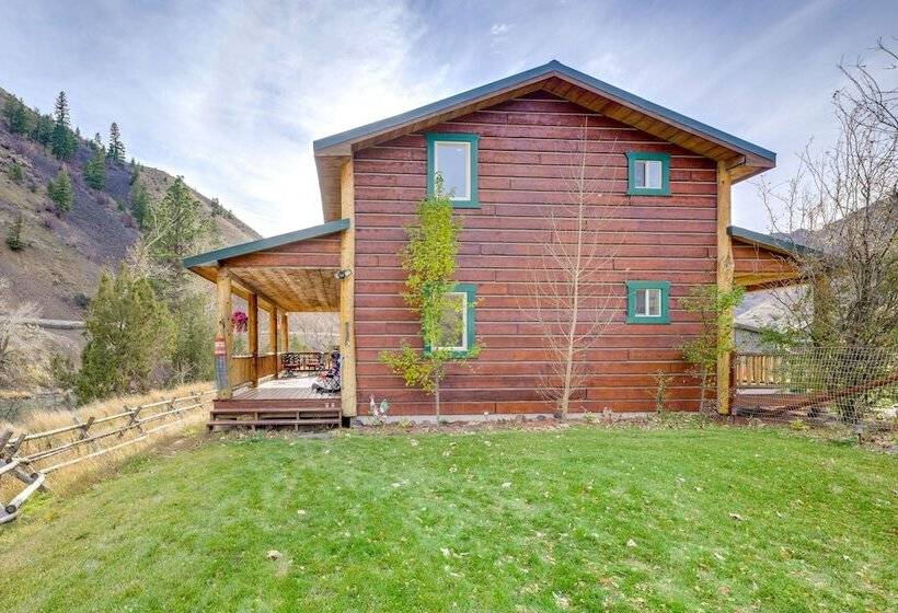 Pet Friendly Idaho Home On The Salmon River!