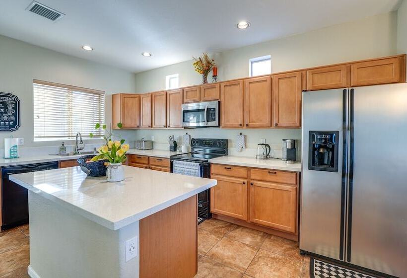 Phoenix Home W/ Private Pool Near Amphitheatre!