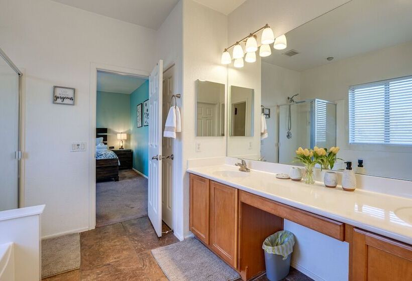 Phoenix Home W/ Private Pool Near Amphitheatre!