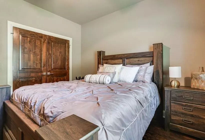 Pottsboro Group Getaway: Close To Lake Texoma!