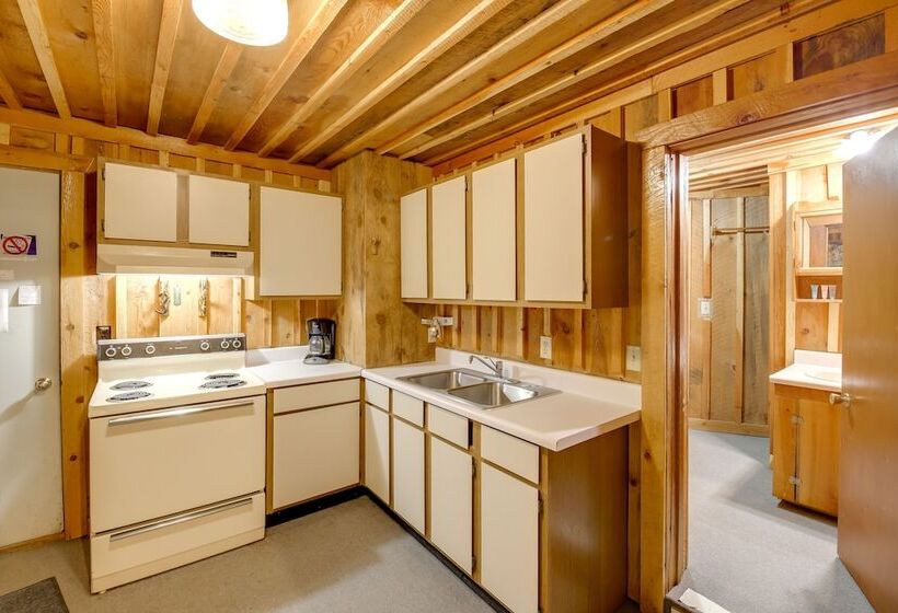 Quaint Deborgia Retreat: Black Diamond Guest Ranch