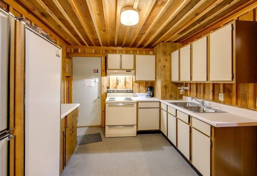 Quaint Deborgia Retreat: Black Diamond Guest Ranch