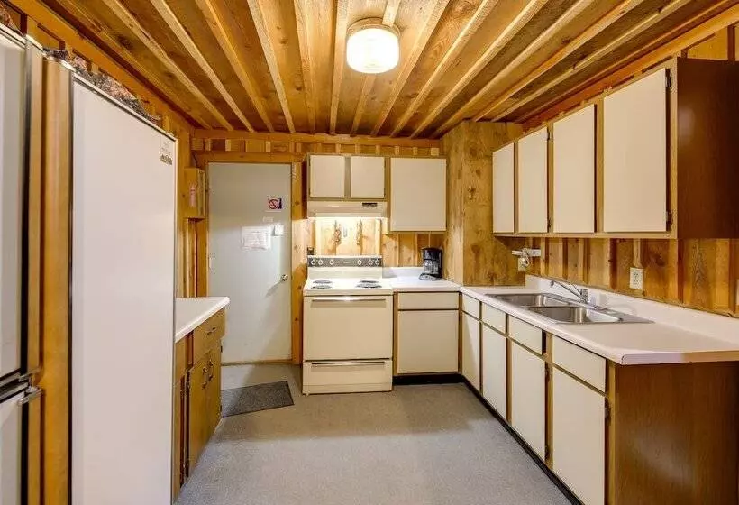 Quaint Deborgia Retreat: Black Diamond Guest Ranch