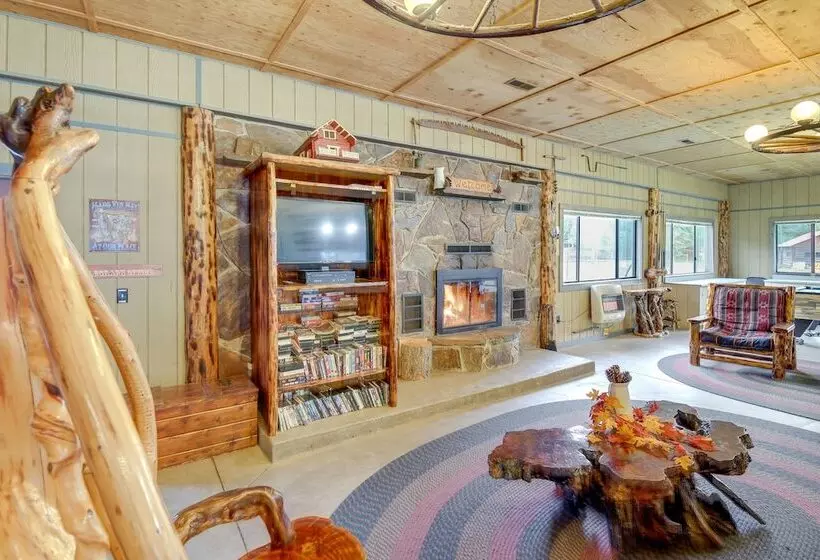 Quaint Deborgia Retreat: Black Diamond Guest Ranch