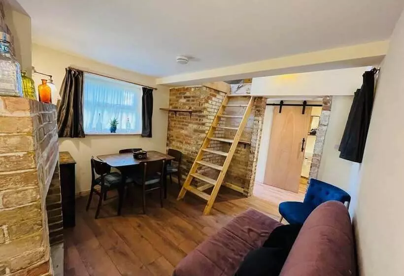 レジデンス Adorable And Cosy Tiny Cottage